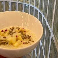 Каша из двух злаков с карамельными яблоками в Матрешка