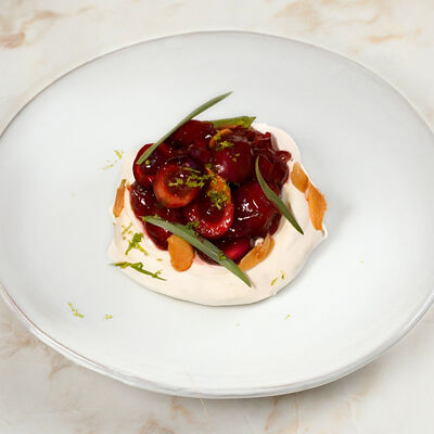 Мусс из белого шоколада с бисквитом и вишней в Poly по цене 900 ₽