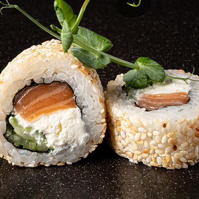 Ролл Филадельфия в белом кунжуте в Art Sushi по цене 16 р.