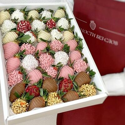 Клубника в шоколаде в наборе Валанс в Chocoboom по цене 8990 ₽