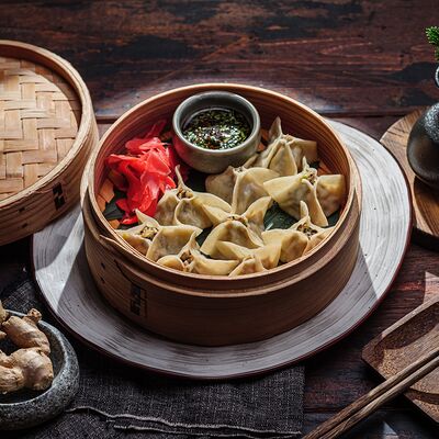 Димсам с курицей, грибами шиитаке и стеблем бамбука в Пельмения по цене 755 ₽