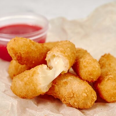 Жаренная моцарелла с джемом из красной смородины в Gyros Grill по цене 299 ₽