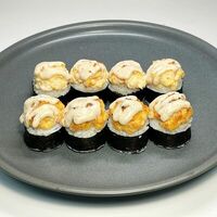 Ролл запеченный с лососем и ореховым соусом в Суши шеф