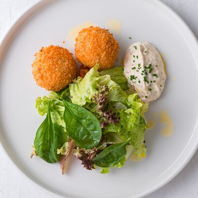 Рыбные котлеты в хрустящей панировке с соусом ремулад в Березка по цене 35 р.