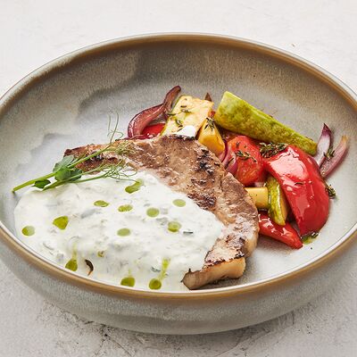 Стейк из пряной буженины с соусом из грибов и овощами гриль в Балтия по цене 950 ₽