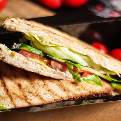 Сэндвич с курицей в Капуцин Кирова по цене 360 ₽