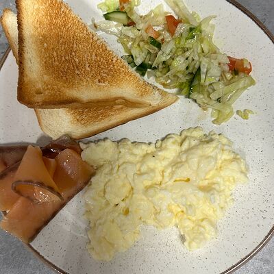 Скрэмбл с лососем в Black Hot Coffee по цене 621 ₽