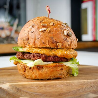 Бургер с куриной котлетой и соусом Тысяча островов в Разные Зерна по цене 450 ₽