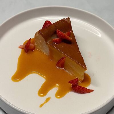 Чизкейк Сан-Себастьян с карамельным соусом и ягодамив Edateca по цене 550 ₽