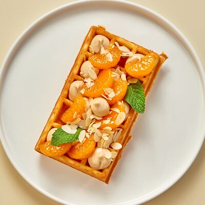 Вафля с мандарином и кремом из марципанав Регано по цене 745 ₽