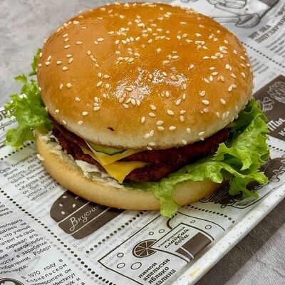 Д Биг Бургер говяжий в Бистро 24 на Шамиля по цене 300 ₽