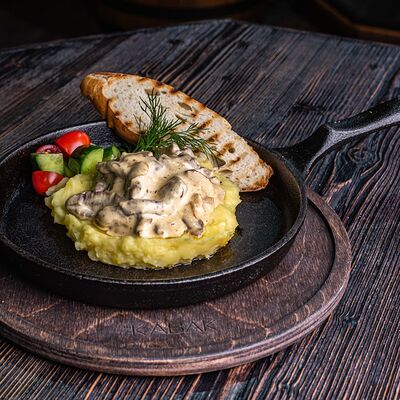 Бефстроганов с картофельным пюре в The Kabak по цене 830 ₽