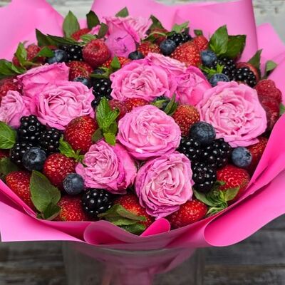 Букет из ягод с розами и мятой в Buketonline - Съедобные букеты и клубника в шоколаде по цене 5940 ₽
