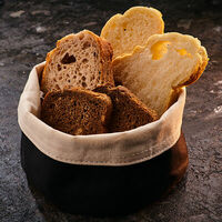 Хлебное ассорти в Corner Grill