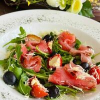 Салат с копченым тунцом и фаршированными перчикамив Троицкий