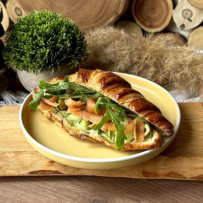 Круассан с лососем и руколой в Про Булки кафе-пекарня по цене 450 ₽