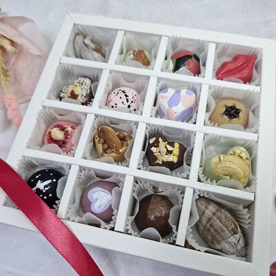 Подарочный набор 16 шоколадных конфет ассорти, ручной работы в Choco.cake.hand по цене 1650 ₽