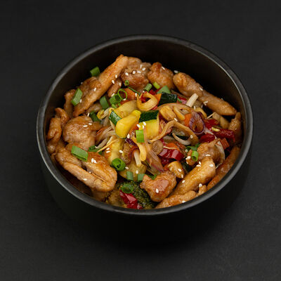 Курица с овощами на тепане в Pho Tom по цене 520 ₽