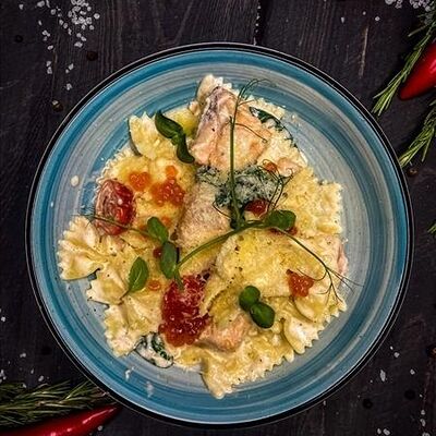 Фарфалле с лососем, шпинатом и красной икрой в Малевичи по цене 800 ₽