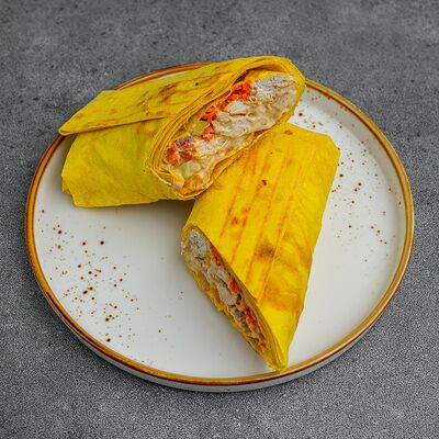 Шаурма в сырном лаваше с курицей в Гурман по цене 300 ₽