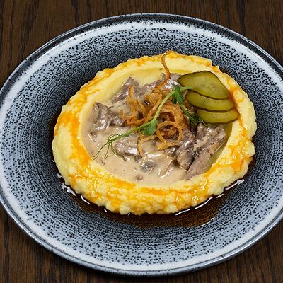 Бефстроганов с картофельным пюре в Семейные традиции по цене 1090 ₽