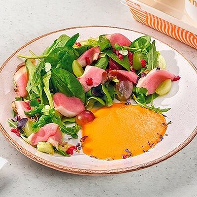 Салат с уткой, виноградом и манговым соусом в iL Патио по цене 25 р.