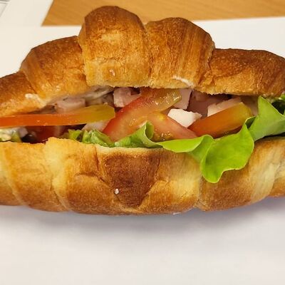 Круассан с копченой куриной грудкой в Хлеборезов по цене 150 ₽