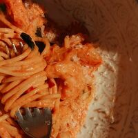 Спагетти, креветки, сливочный биск в Moro