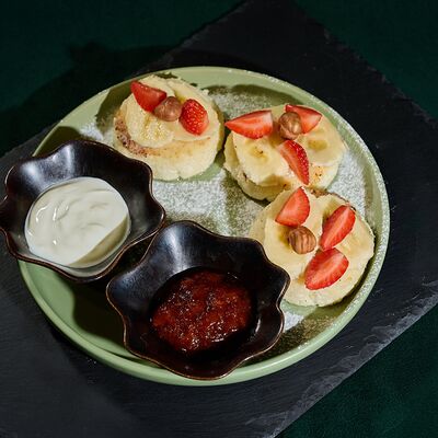 Сырники со сметаной и облепиховой карамелью в Solar Coffee по цене 390 ₽