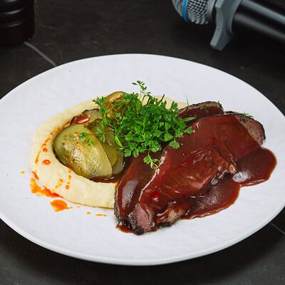 Брискет с толченым картофелем и маринованными овощами в Интонация по цене 1510 ₽