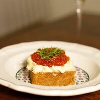 Бутер с красной икрой на бриошив Луи