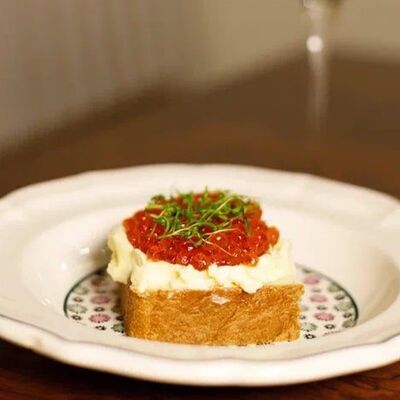 Бутер с красной икрой на бриошив Луи по цене 1400 ₽