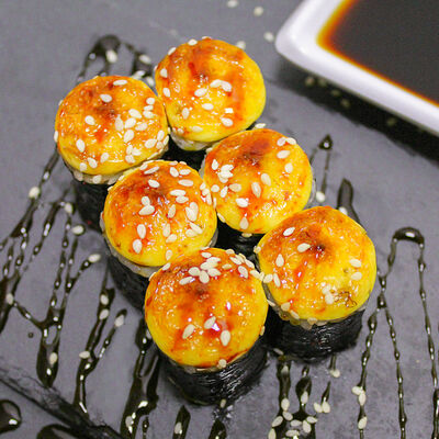 Ролл Классический с мидиями запечённый в Maiko Sushi Bar по цене 199 ₽
