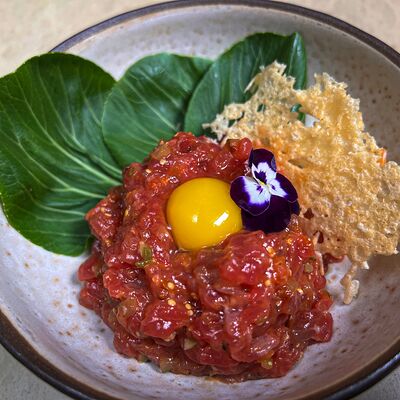 Тартар из говядины с хрустящей чипсой из пармезана на листьях пак-чой в Fino по цене 580 ₽