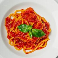 Спагеттони с помидорами и базиликом в Ciao Pasta & Pizza