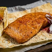 Стейк из семги на гриле в Mimi