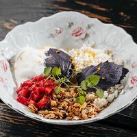 Домашний творог с гранолой в Just Bar & Kitchen