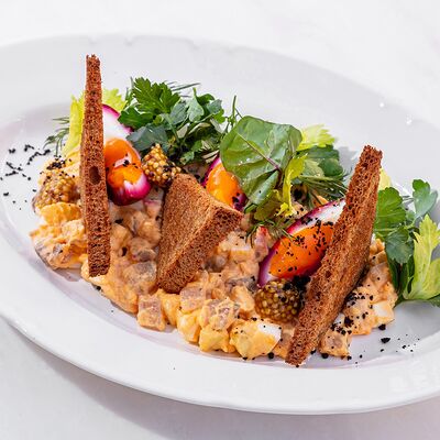 Форшмак из сельди с бородинскими гренками и маринованным яйцом в Brasserie lambic по цене 804 ₽