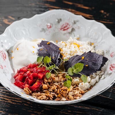 Домашний творог с тартаром из свежих ягод в Just Bar & Kitchen по цене 570 ₽