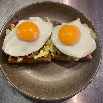 Вафля с мясом и глазуньей в Moonlight Cafe по цене 990 ₽