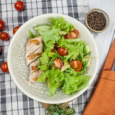 Салат с индейкой, овощами и греческим йогуртом в Eat fresh по цене 440 ₽