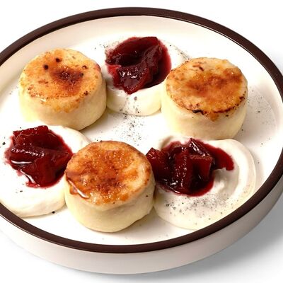 Сырники с айвой и соусом глинтвейн в Завтрак по цене 550 ₽