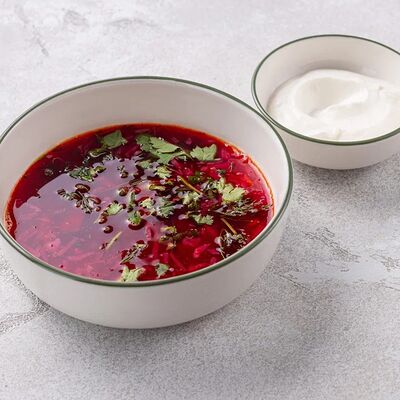 Борщ с говядиной и сметаной в Шоколадница по цене 365 ₽