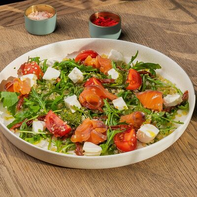 Лосось с киноа, вялеными томатами и соусом песто в Blackberry по цене 696 ₽