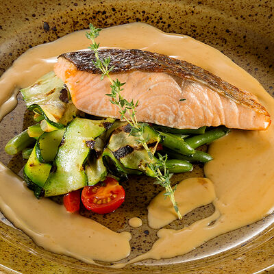 Сёмга на овощной подушке в Колбасофф по цене 1350 ₽