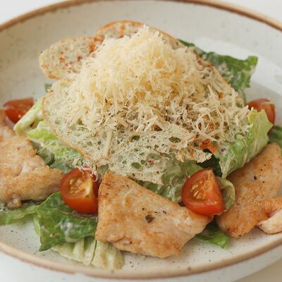 Цезарь с цыпленком в Блиныпицца по цене 590 ₽