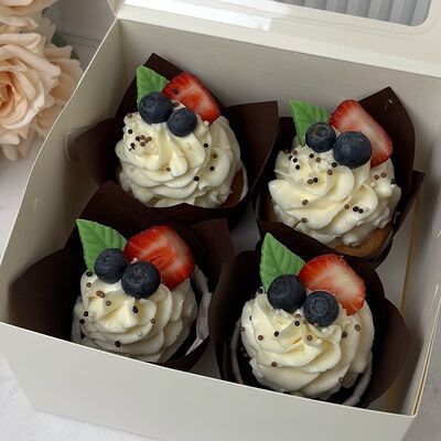 Капкейки с ягодами коричневыев Кондитерская КонфеткаПитер по цене 1400 ₽