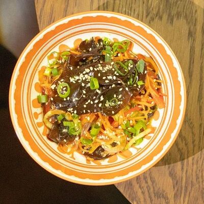 Салат с маринованными Муэр в Лапса раменбар по цене 430 ₽