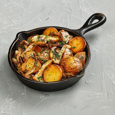 Молодой картофель жаренный с грибами в Корчма по цене 240