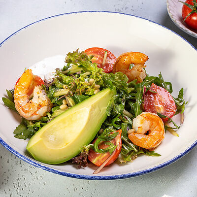 Зеленый салат с авокадо и сыром в Чайка по цене 650 ₽